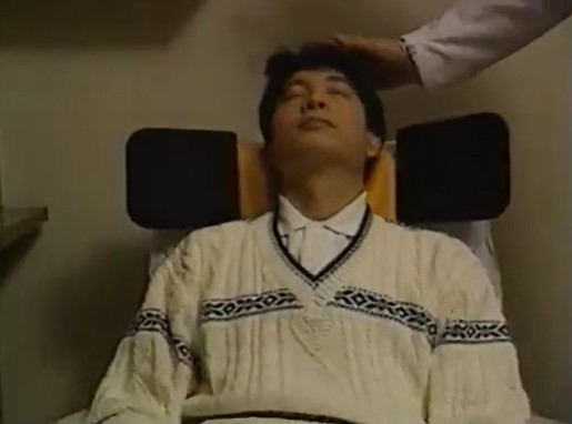 中谷彰宏が頭に手がくっついて離れなくなる催眠術をかけられる1