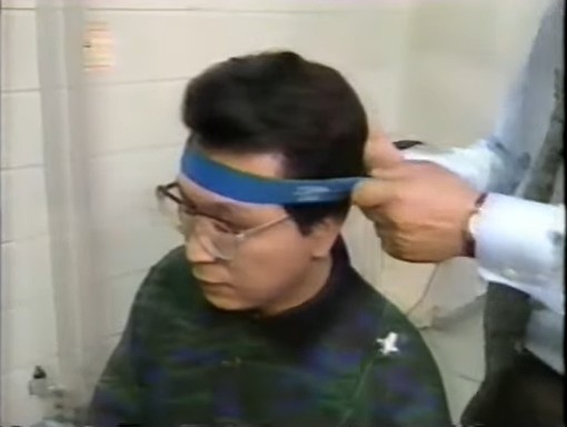 東京電機大学で催眠術師と被験者の脳波を検査する3