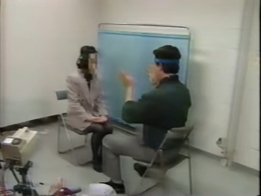 東京電機大学で催眠術師と被験者の脳波を検査する4