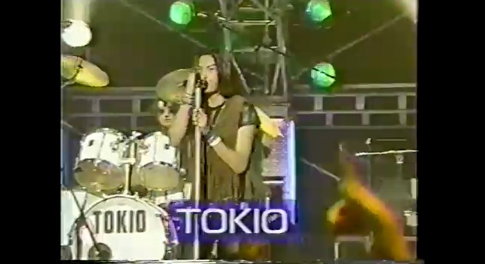 TOKIOのライブを見る熱狂的ファンたち2