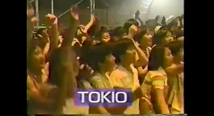 TOKIOのライブを見る熱狂的ファンたち3