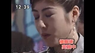 「山田邦子のしあわせにしてよ」の女性出演者が催眠術をかけられる7