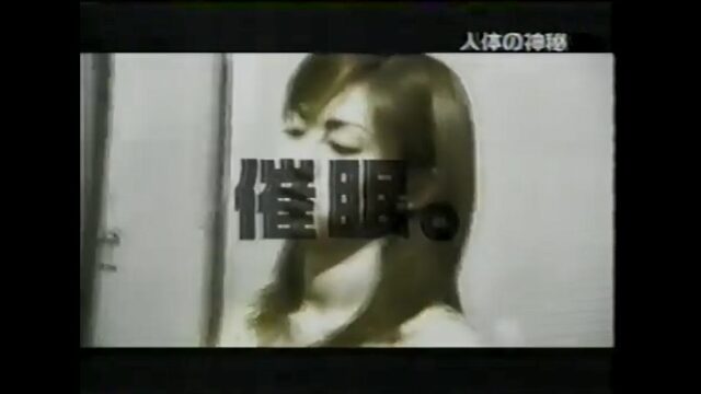 小宮理英が催眠術体験を行う