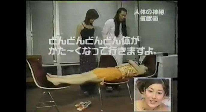 小宮理英が体が硬くなる催眠術をかけられる1