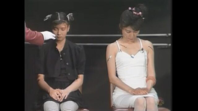 木内みどりと桑田靖子が催眠術体験を行う