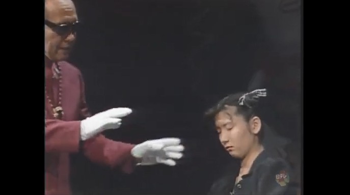 桑田靖子が前へ進んでいく催眠術をかけられる1