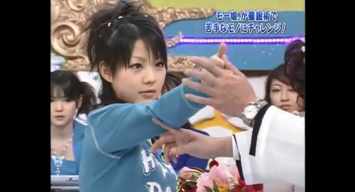 田中れいなが腕が固まる催眠術をかけられる5