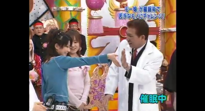 田中れいなが腕が固まる催眠術をかけられる7
