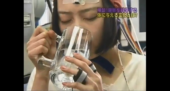 東京電機大学で催眠術にかかった状態で水を飲む実験が行われる3