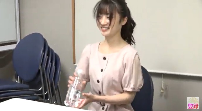 笠木いちかが催眠術体験を行う