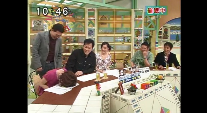 石黒彩が机に顔がくっつく催眠術をかけられる4