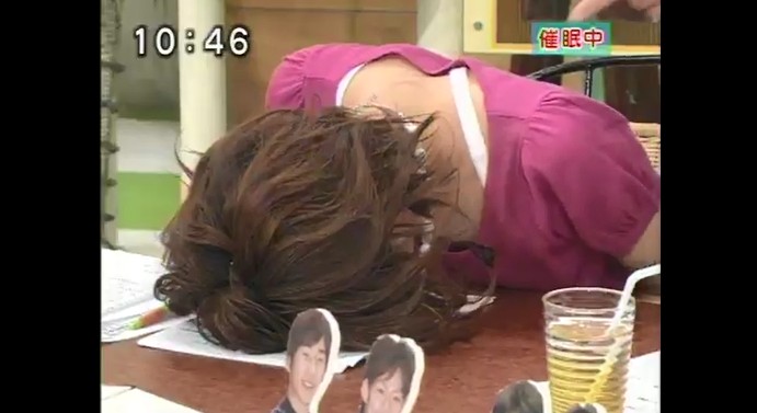 石黒彩が机に顔がくっつく催眠術をかけられる5