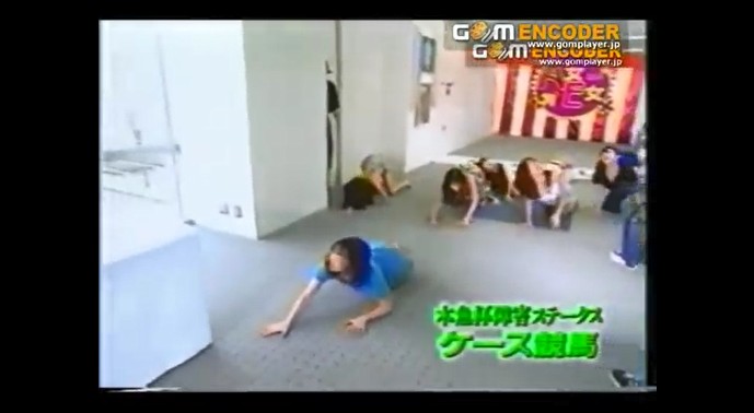 セクシー女性タレントたちが催眠術にかかった状態でレースを行う2