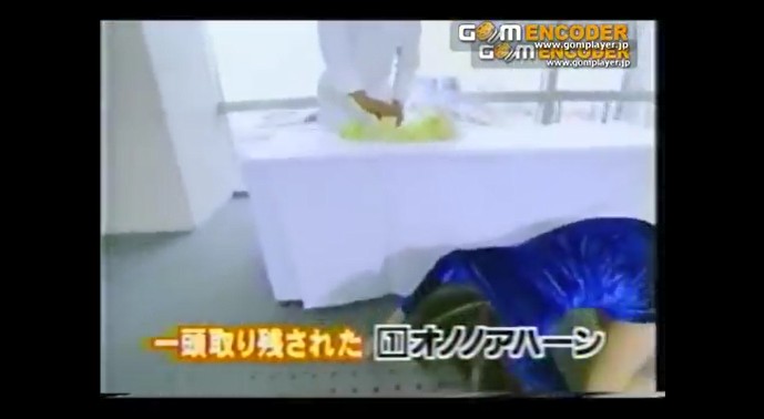セクシー女性タレントたちが催眠術にかかった状態でレースを行う3
