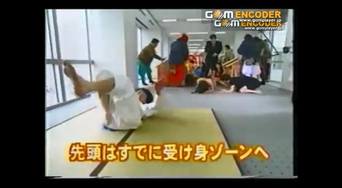 セクシー女性タレントたちが催眠術にかかった状態でレースを行う7