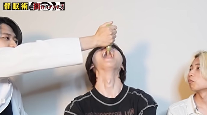 マイコちゃんがわさびの味が変わる催眠術をかけられる