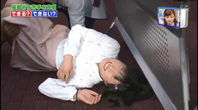 10代の女性たちが体が固まる催眠術をかけられる12