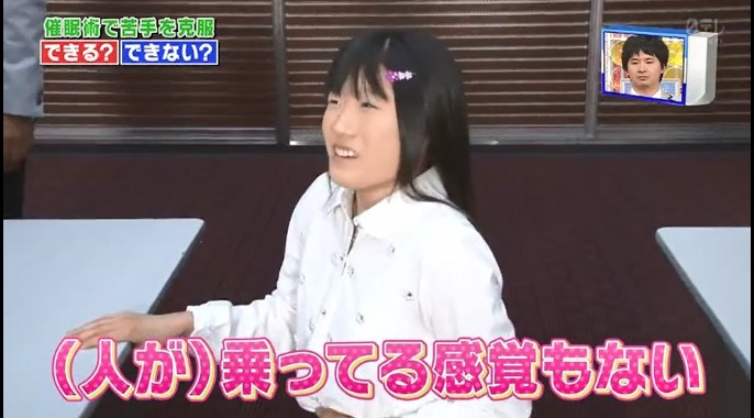 10代の女性たちが体が固まる催眠術をかけられる15