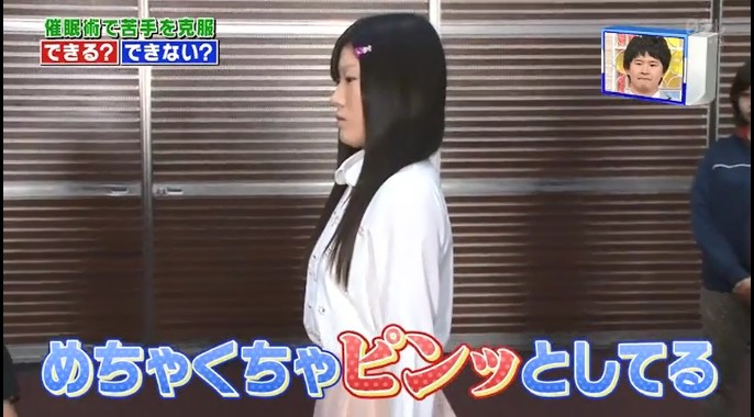 10代の女性たちが体が固まる催眠術をかけられる5