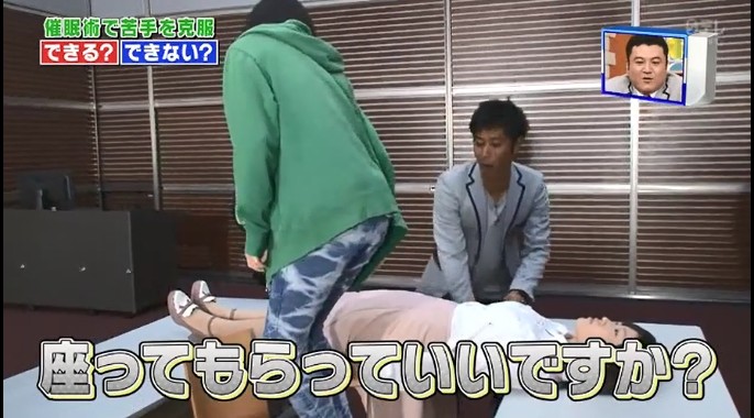10代の女性たちが体が固まる催眠術をかけられる8