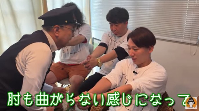 「サウナトトノウ」のボスが肘が曲がらなくなる催眠術をかけられる