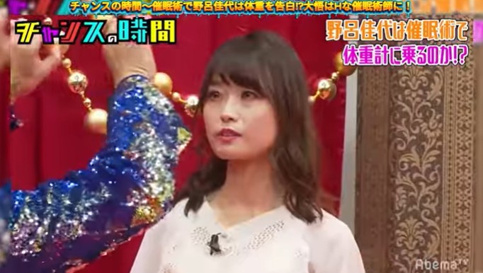 西澤由夏アナウンサーが体重計に乗る催眠術をかけられる2