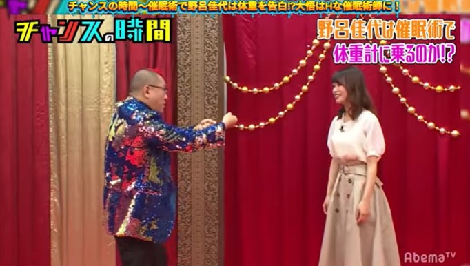 西澤由夏アナウンサーが体重計に乗る催眠術をかけられる3