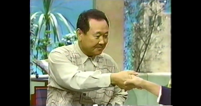 板東英二が手と瞼が重くなる催眠術をかけられる2