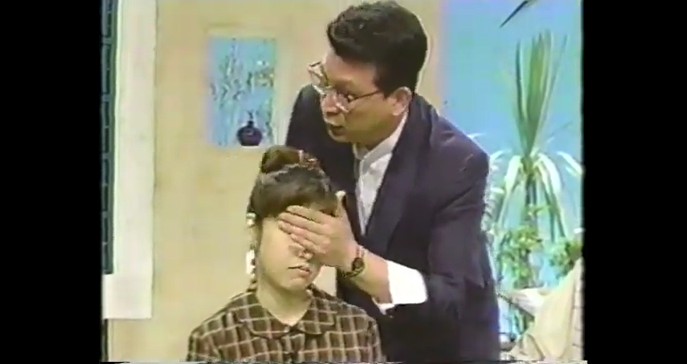 渡辺たかねが原稿に乗せた手を動かせなくなる催眠術1