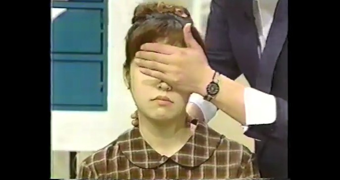 渡辺たかねが原稿に乗せた手を動かせなくなる催眠術2