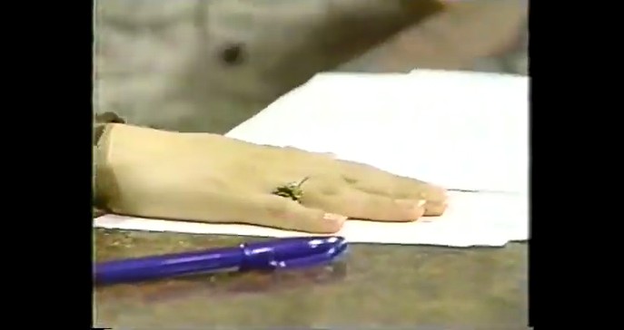 渡辺たかねが原稿に乗せた手を動かせなくなる催眠術4