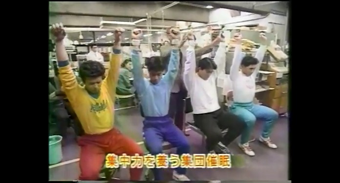 日本体育大学ウエイトリフティング部の部員たちが催眠術体験を行う