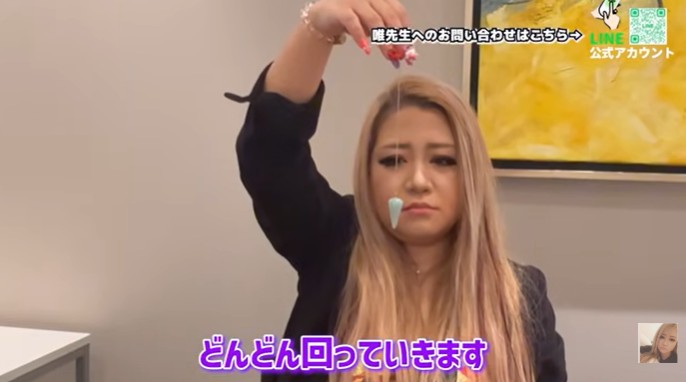 飯塚唯が催眠術体験を行う