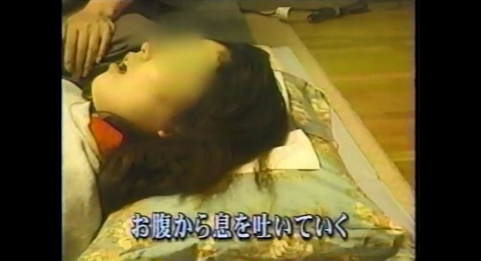 過食症で悩む女性にブリージングを行う3