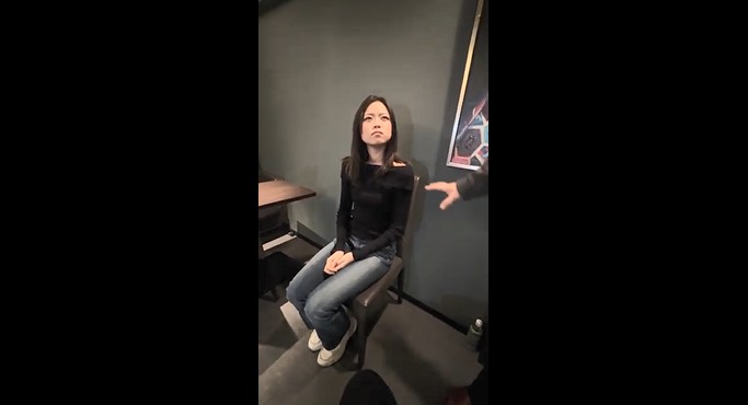 マジックバーで催眠術を体験する一般女性