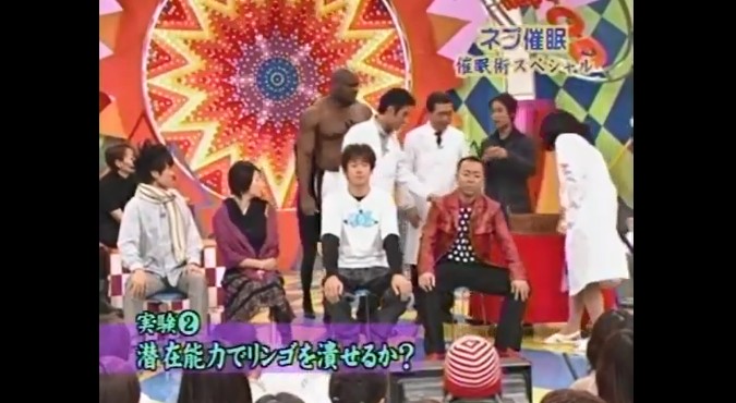 ボブサップがリンゴを潰す1