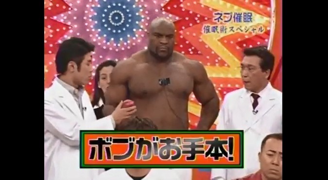 ボブサップがリンゴを潰す2