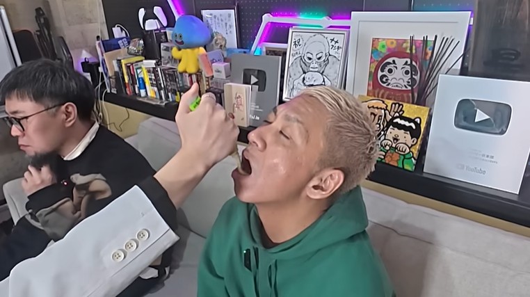 大赤見ノヴがわさびの味が変わる催眠術をかけられる