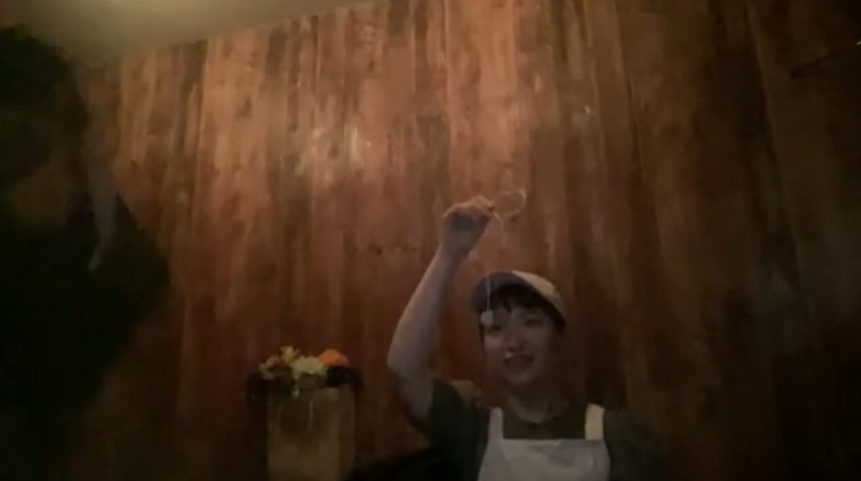 バーカラクトで参加者が催眠術をかけられる