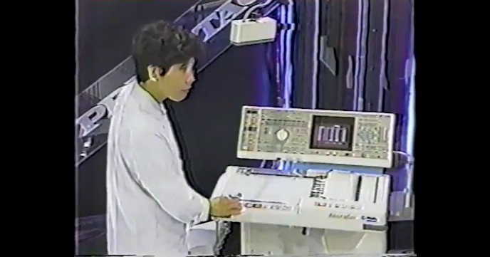 女子大生が催眠術で脳波を測定3