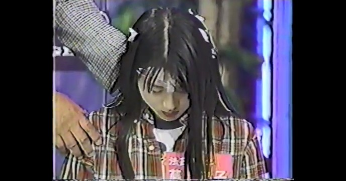 女子大生が催眠術で脳波を測定4