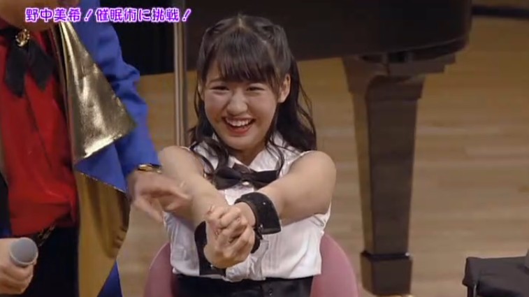 野中美希が腕が曲がらなくなる催眠術をかけられる2