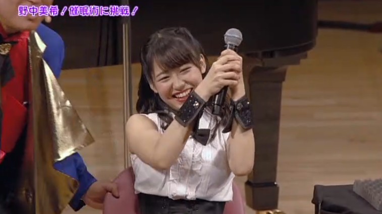 野中美希がマイクを離せなくなる催眠術をかけられる2