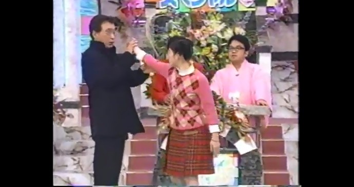 篠原ともえが腕が曲がらなくなる催眠術をかけられる1