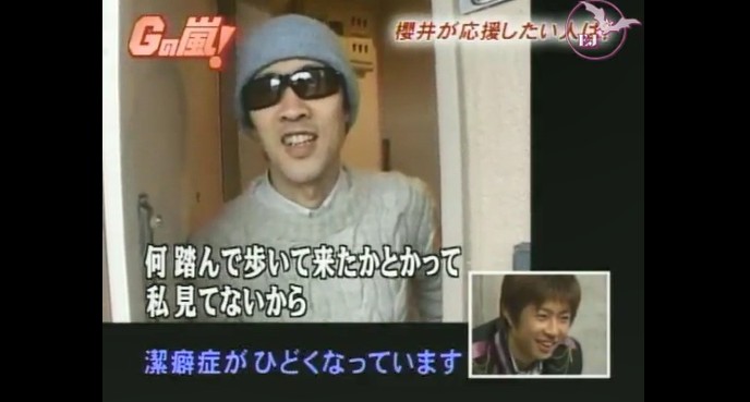 インタビューを受ける潔癖症の一般人男性4