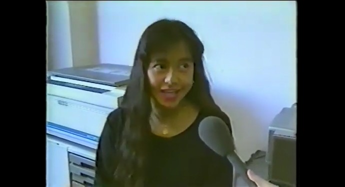 スーパータイムで催眠術についてコメントする女性