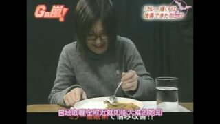 一般女性が催眠術にかかった状態でカレーを食べる2