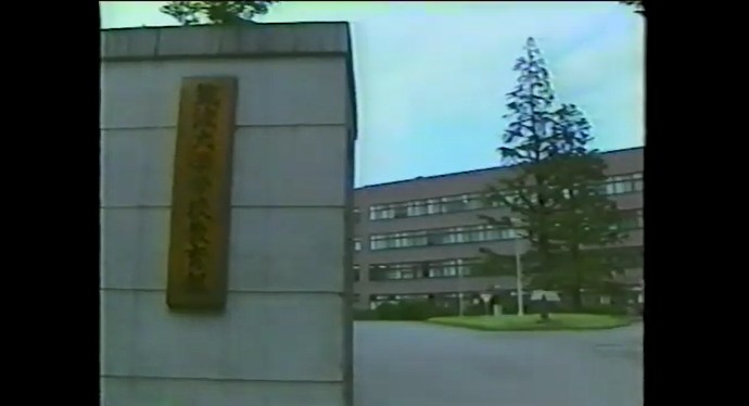 リポーターの原田かおりが筑波大学のカウンセリング研究室へ向かう