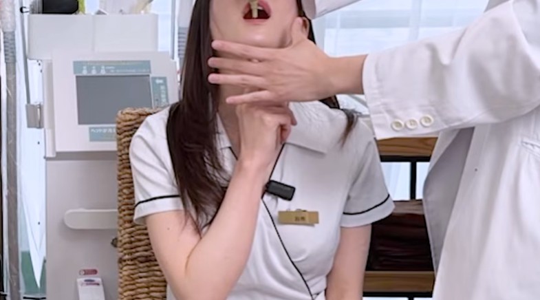 お市がわさびの味が変わる催眠術をかけられる
