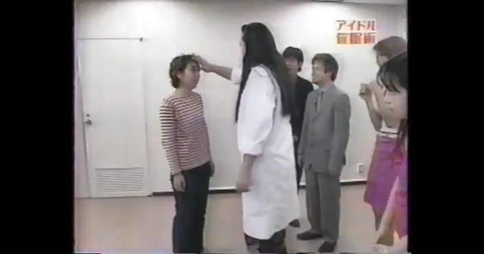 アイドル番組の女性スタッフが力が抜ける催眠術をかけられる3